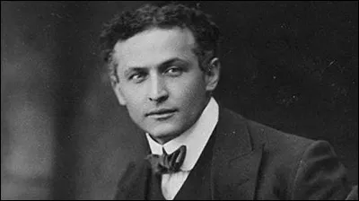 Quel domaine artistique et spectaculaire a rendu c&eacute;l&egrave;bre "Harry Houdini" &agrave; la fin du XIXe et au d&eacute;but du XXe si&egrave;cle ?