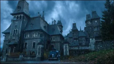 Je suis une adolescente tr&egrave;s sarcastique, je porte souvent du noir et je fr&eacute;quente l&rsquo;acad&eacute;mie Nevermore.