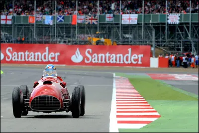 La premi&egrave;re victoire de Ferrari en championnat du monde de Formule 1 a &eacute;t&eacute; obtenue par Jos&eacute; Froil&aacute;n Gonz&aacute;lez au Grand Prix de Grande-Bretagne 1951.