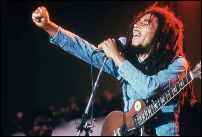 Bob Marley est incontestablement le chanteur et guitariste le plus c&eacute;l&egrave;bre de l'histoire du reggae. De quel pays est-il originaire ?