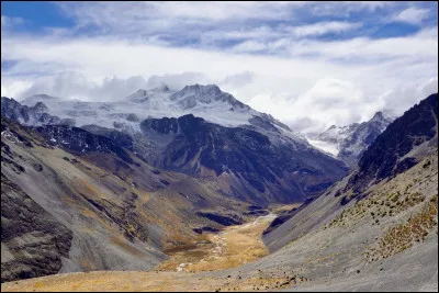 Quelle est la plus longue cha&icirc;ne de montagnes continentale du monde, s'&eacute;tirant le long de la c&ocirc;te ouest de l'Am&eacute;rique du Sud ?