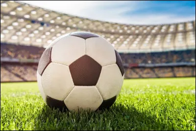 Quel club de football a pour devise officielle et historique "Droit au But" ?