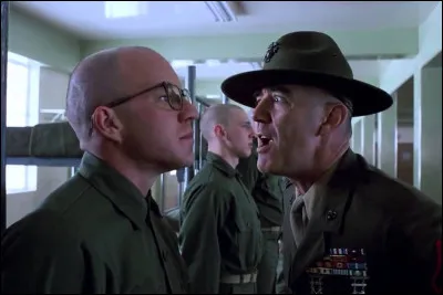 Qui a r&eacute;alis&eacute; le film "Full Metal Jacket", racontant l'histoire de jeunes recrues des Marines confront&eacute;es &agrave; l'entra&icirc;nement brutal du camp de boot camp puis &agrave; l'horreur traumatisante de la guerre du Vietnam ?