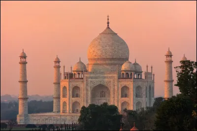 Quel est ce c&eacute;l&egrave;bre monument construit en Inde par l'empereur moghol Shah Jahan en m&eacute;moire de son &eacute;pouse bien-aim&eacute;e Mumtaz Mahal ?