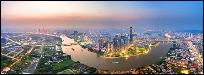 Quelle grande ville du sud du Vietnam a &eacute;t&eacute; renomm&eacute;e Hồ Ch&iacute; Minh-Ville apr&egrave;s la fin de la guerre en 1975 ?
