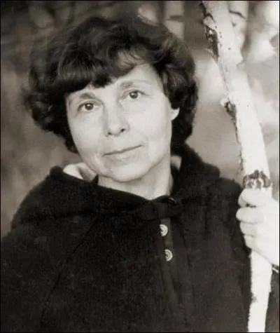 Compositrice russe ne en 1931. Elle a crit, notamment un trio piano, violon, violoncelle, 3 quatuors  cordes. Qui est-ce ?