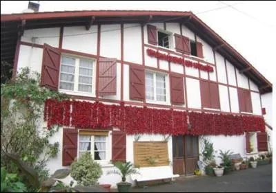 Quel village du pays basque est rput pour ses piments ?