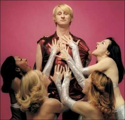 Dans 'Podium' Benot Poelvoorde est un sosie fanatique de Cloclo. En quel chanteur aime se travestir Couscous, son meilleur pote, incarn par Jean-Paul Rouve ?