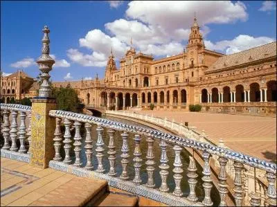 Dans quelle ville d'Andalousie se trouve ce monument ?
