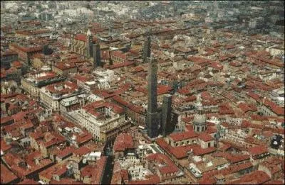 Quelle est cette ville italienne situe entre le P et les Apennins ?