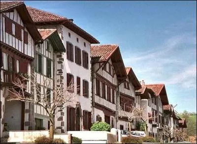 Ces maisons typiques du pays basque sont situes dans un petit village basque du canton d'Espelette.