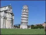 A Pise, la tour pench�e qui est le clocher d'un ensemble religieux est un...