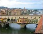A Florence, le c�l�bre pont appel� ponte Vecchio traverse...
