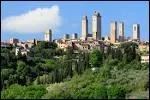 La petite cit� de San Gimignano est entour�e de remparts o� l'on peut compter quatorze...
