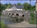 De vieilles maisons aux hautes toitures, une glise, un pont en dos d'ne, un vieux moulin ombrag, le manopir de la Tour (15e s. )  lucarnes et tourelle avec de jolies fentres gmines. C'est ...