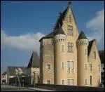 Bien bel difice que son Prytane, collge puis lyce militaire, qui fit sa renomme ds le 17e s. Au centre le Loir est largi avec ses bassins et ses petits canaux.