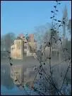 Ce village s'tage sur les bords de la Sarthe, large en cet endroit, et double par un canal. Du pont, jolie vue sur le barrage, le moulin, 'l'le aux peupliers', des maisons, la plage et une autre le.