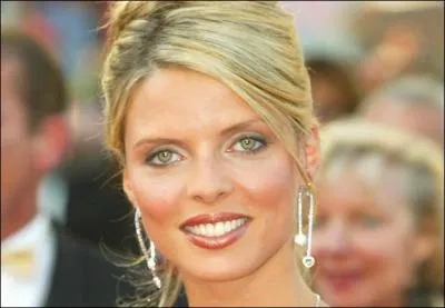 C'est la jeune qui pousse l'ancienne  la retraite, c'est ... .