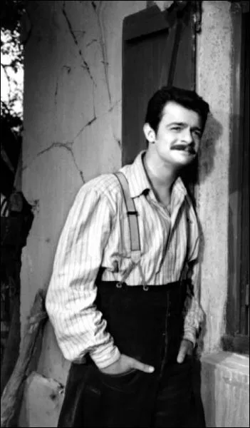 Ce chanteur 'Les loups sont entrs dans Paris', 'Casque d'or ' lui fait aussi tourner la tte, c'est ...