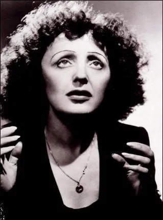 Cette chanteuse franaise a t la premire  faire une carrire internationale. De qui s'agit-il ?