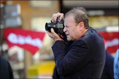 Ses contrats avec L'Oral ayant t casss, Franois-Marie Banier a choisi de dissoudre sa socit. Combien le groupe lui versait-il chaque anne ?