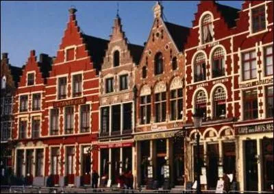 Ces maisons typiques sont d'une ville belge du nord de la Belgique dans la rgion flamande. Le nom de cette ville est apprau la 1re fois vers 875 sur une pice de monnaie. Laquelle ?