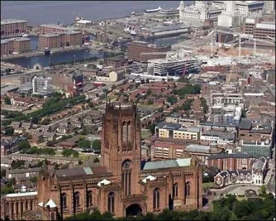 Quelle est cette ville anglaise du Comt de Merseyside ?