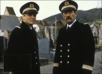 Dans ce film il est le capitaine de vaisseau soit le commandant ou le 'vieux' face � Jacques Perrin, c'est ...