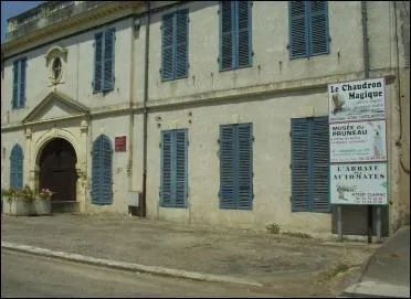 C'est la mairie d'un petit village du Lot-et-Garonne situ  53 km d'Agen. Lequel ?