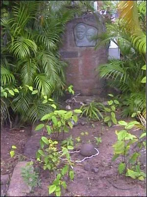 La tombe de J. Brel est ...