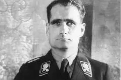 Ancien numéro 2 du régime, tombé en disgrâce auprès d'Hitler, il a rejoint le Royaume-Uni pour tenter de négocier un traité de paix. Il s'est suicidé en prison en 1987 :