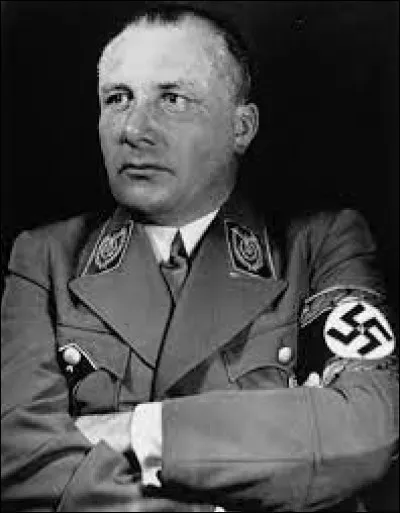 Considéré par les historiens comme l'éminence grise du parti nazi, il fut le principal conseiller et secrétaire particulier d'Adolf Hitler :