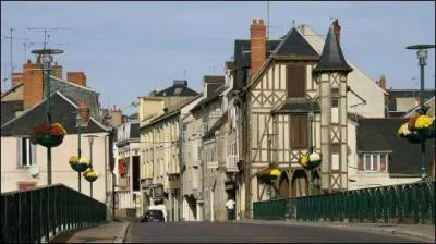Cette petite ville est une sous-prfecture du Cher.