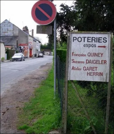 Toujours dans le Cher il y a un petit village connu pour ses poteries. Quel est-il ?