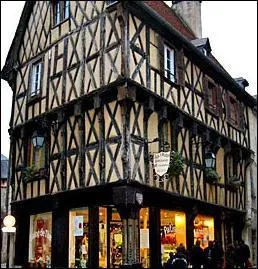 Cette trs belle maison ancienne se situe dans une ville du dpartement du Cher. Quelle est cette ville ?