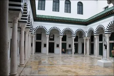 Ce patio tait l'ancien internat de l'universit de Zitouna. Dans quelle ville d'Afrique du nord tait-il ?