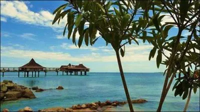 Cette petite le de 900 habitants appartient  quel ensemble d'les ? Son nom provient d'un chef Kanak.