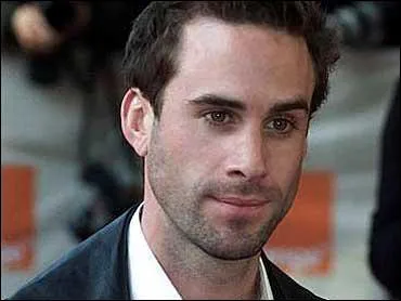 De quel acteur célèbre le héros de ''FlashForward'' est-il le frère ?