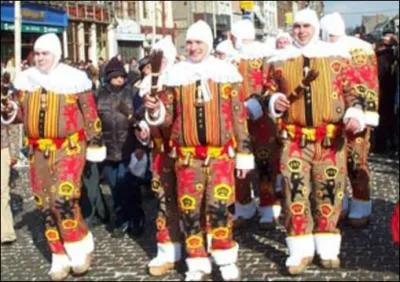 Nivelle dans le 59 et Nivelles en Wallonie. Laquelle des deux est connue pour son carnaval, dit 'Aclot', qui se droule le 1er week-end de carme ?
