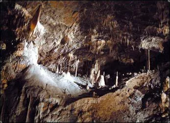O pouvez-vous visiter la grotte de Lorette, creuse par la rivire Lomme, un affluent de la Lesse ?