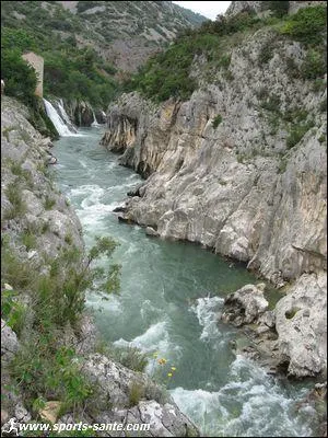Quel dpartement porte le nom d'un fleuve qui ne le traverse pas ?