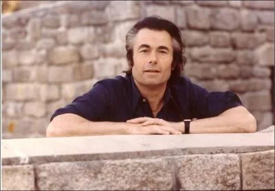 Chanteur breton qui fut connu pour son succs 'Elle tait si joli' mais aussi avec sa chanson, 'Amoco' , c'est Alain...