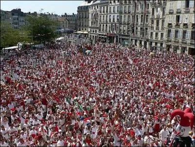 Cette ville du pays basque est c�l�bre pour ses f�tes.