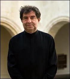 Professeur de piano au CNSM de Paris. Il est titulaire de 6 1er prix dont ceux de piano et de musique de chambre. Il fait de nombreux enregistrements et se produit souvent en concerts. Qui est-ce ?