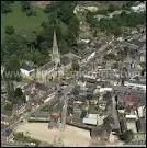 Cet agrable village a conserv une imposante collgiale (fin 11e s. ). Il vit au rythme de ses clbres jacquemarts, Houzou Bernard et Paquet Sivire qui sonnent les heures depuis le 17e s.