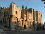 A Avignon, il existe toujours le palais des... .