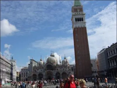 Place rpute  Venise avec le palais des Doges.