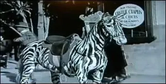 Qu'est-ce qu'une figurante d'un film de Chaplin a-t-elle vol dans le futur pour le rapporter dans le pass ?