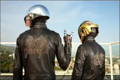 A partir de quel album ont-ils adopt le look de robots ?