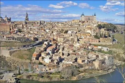 Quelle est cette ville situe dans le centre de l'Espagne, qui porte le mme nom que la province dont elle est la capitale ?